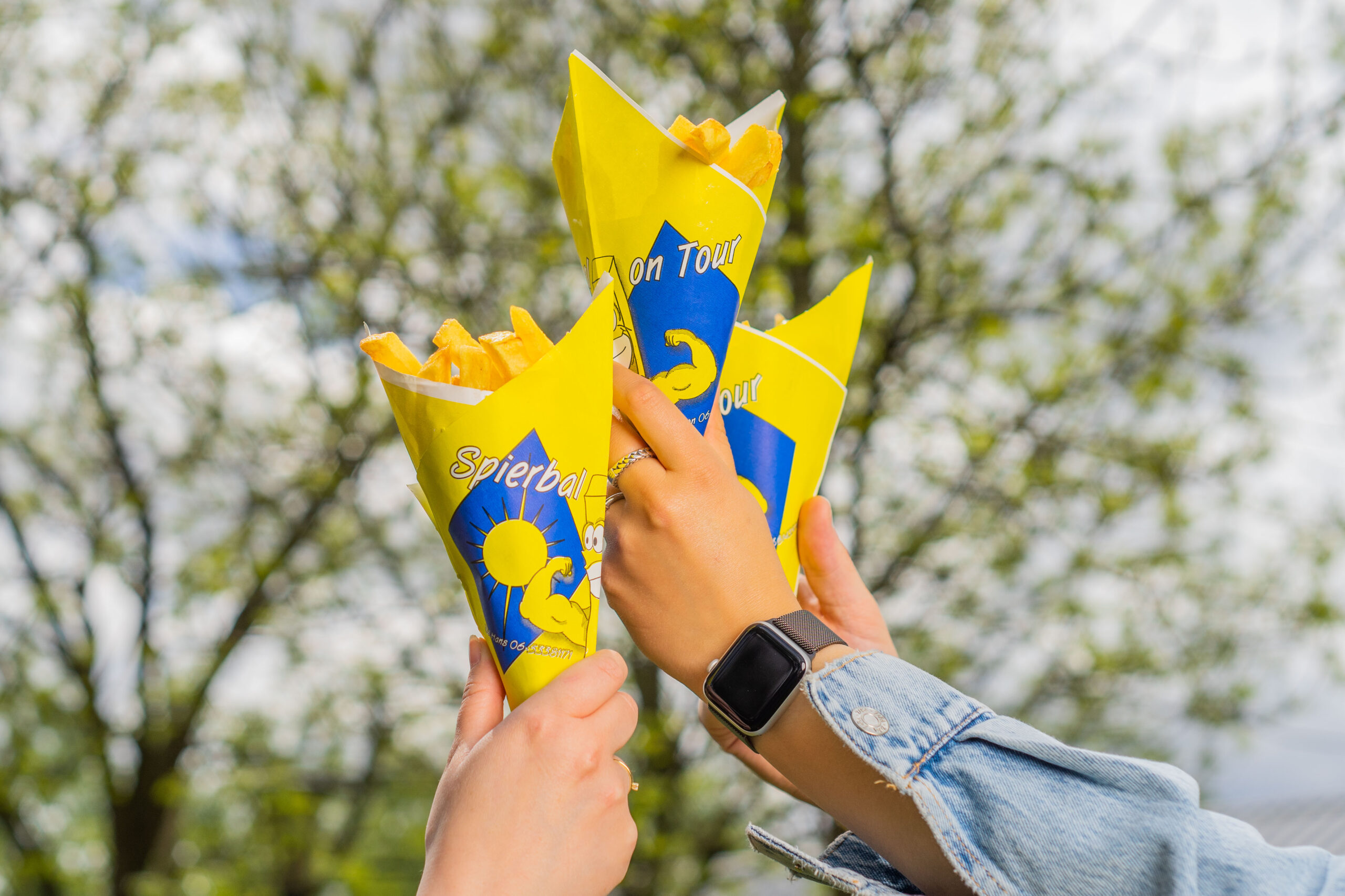3 zakken met patat in de lucht