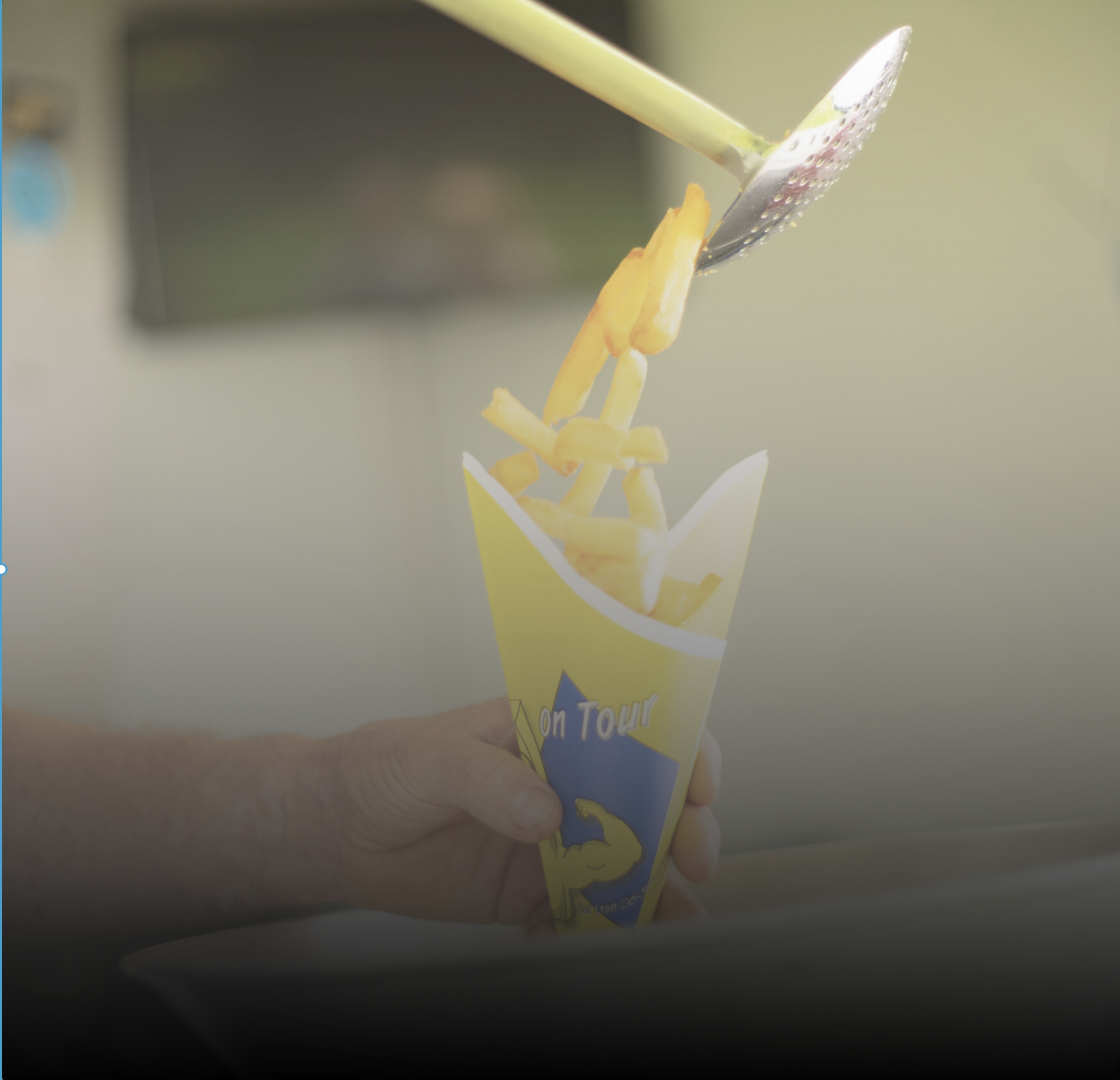 Verse friet door de friturist uitgegeven