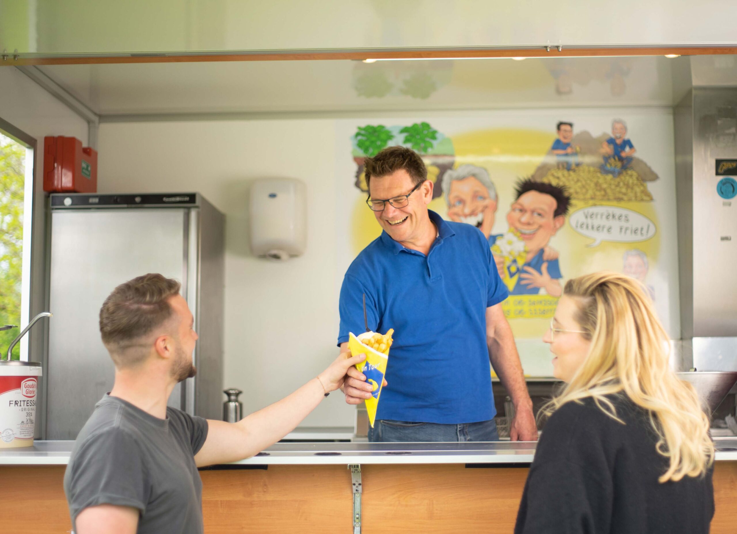 Zak friet die wordt gegeven aan de klant, vers gebakken